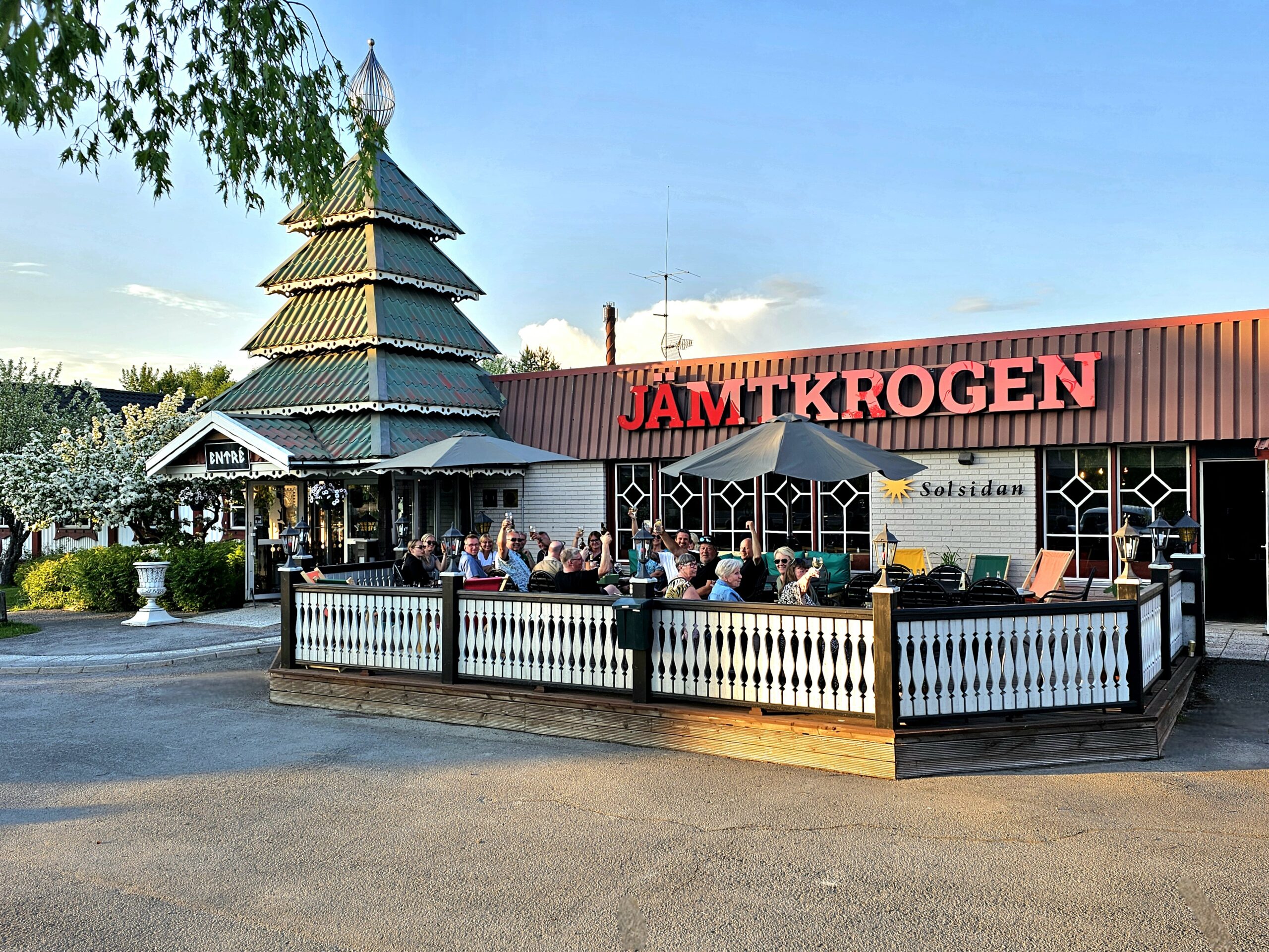 Uteservering restaurang Bräcke Hotell Jämtkrogen. Glada gäster på den nya italienska restaurangen i Bräcke, Trattoria Italiana, belägen på Hotel Jämtkrogen